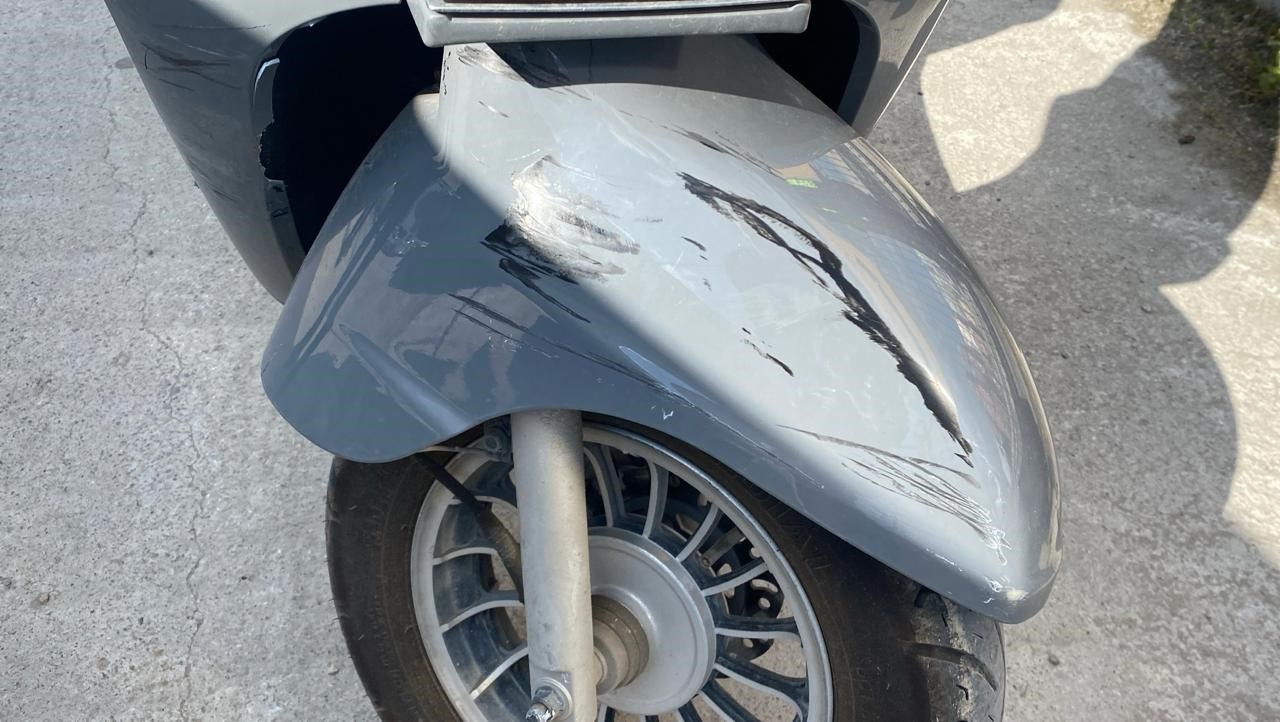 Ters yönden gelen hafif ticari araç motosikletle çarpıştı: 1 yaralı 5 ters yonden gelen hafif ticari arac motosikletle carpisti 1 yarali 1 v7ALPFvg