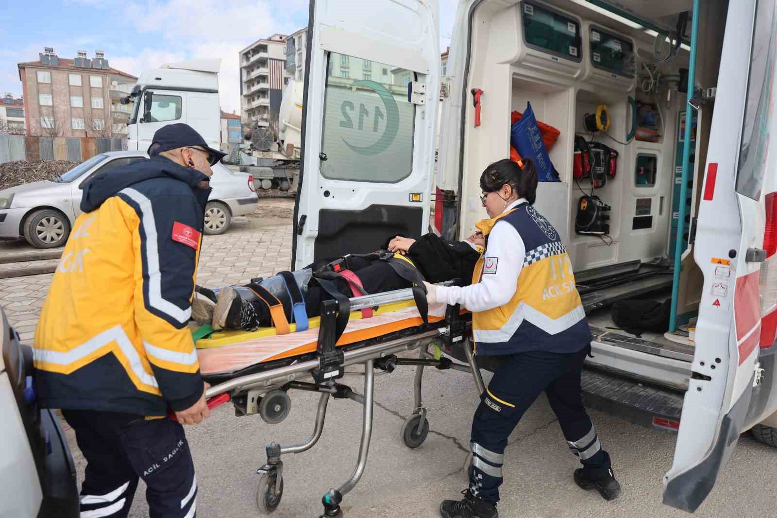 ters yone giren kamyonet ogrenci servisine carpti 9 yarali 0 elhu5HQZ