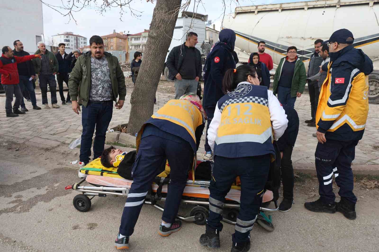 ters yone giren kamyonet ogrenci servisine carpti 9 yarali 2 cEk93kTO