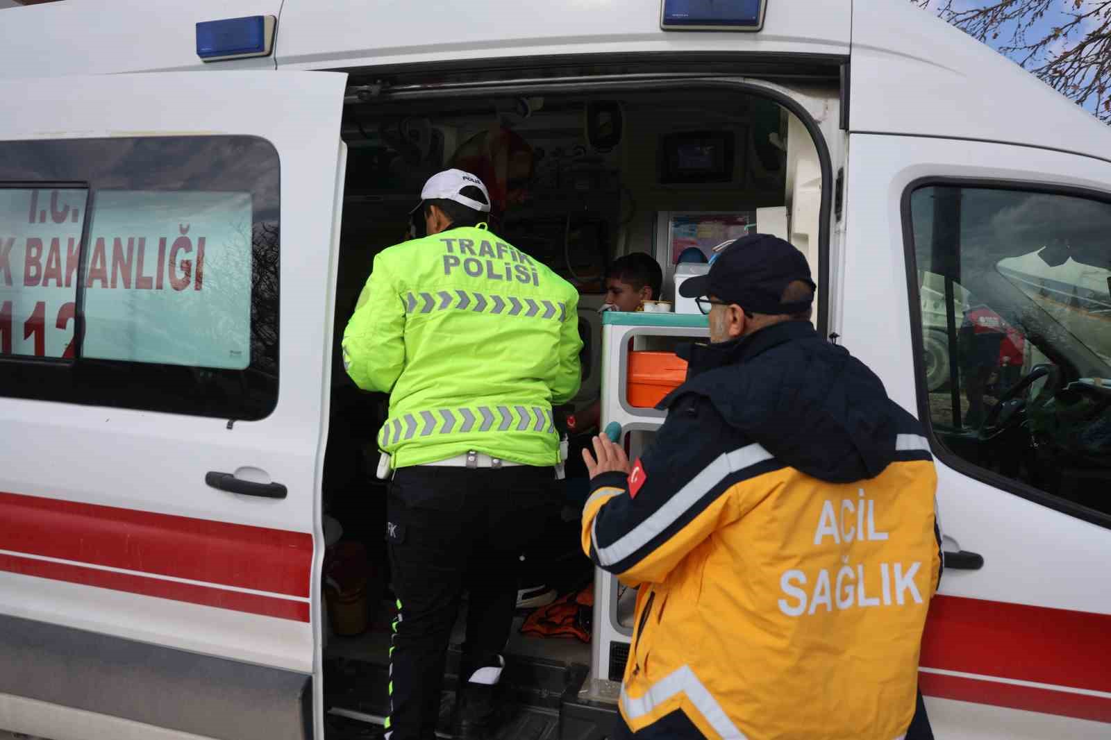ters yone giren kamyonet ogrenci servisine carpti 9 yarali 3