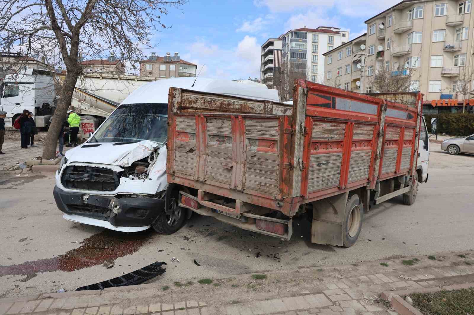 ters yone giren kamyonet ogrenci servisine carpti 9 yarali 4 5mefymNS