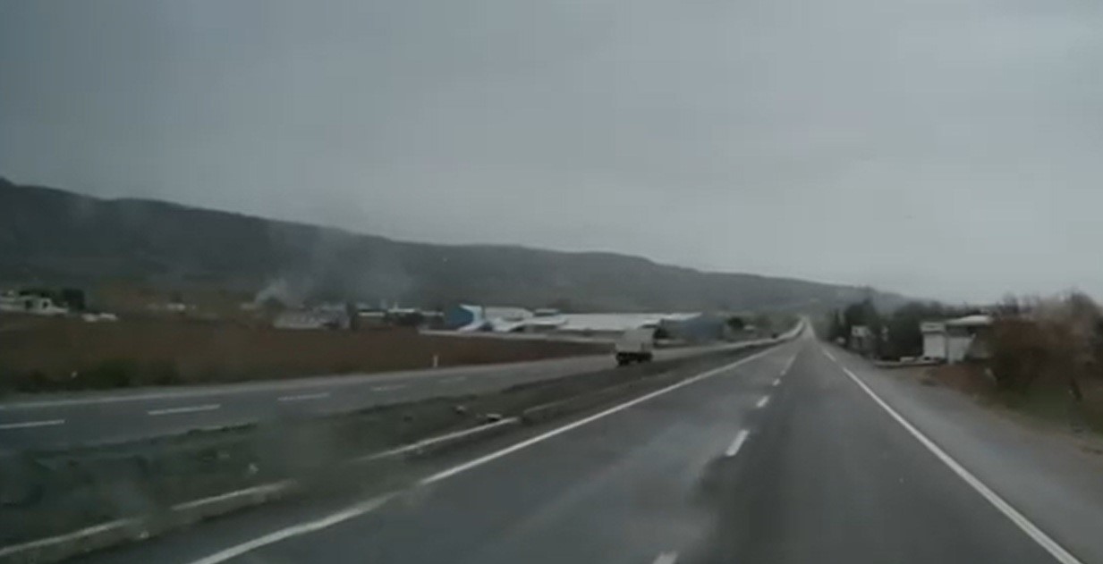 ters yone giren kamyonetin tehlikeli yolculugu kameraya yansidi 2 uwVkZUE3