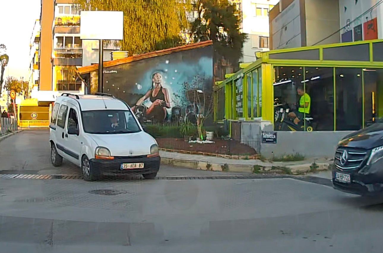 ters yone giren surucunun kural ihlali arac kamerasina yansidi 0 LIiibAqU