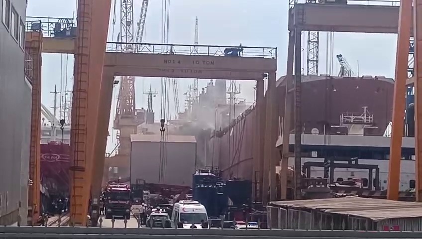 Tersanede bakımdaki gemide yangın 5 tersanede bakimdaki gemide yangin 1 YJQQyVCr