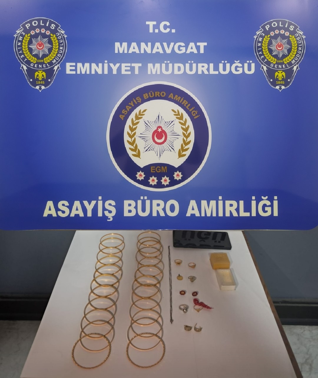 tesadufen emekli polis memurunun taksisine binince butun planlari altust olan dolandirici tutuklandi 4 sYUTy4va