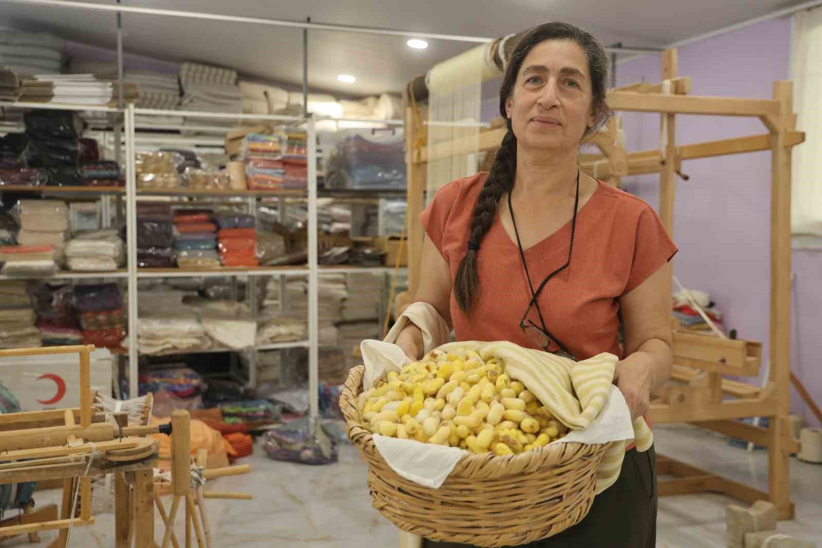 tescilli hatay sarisini yasatmak icin omrunu adayan kadina yasayan insan hazinesi odulu 0 MY2wKW3q