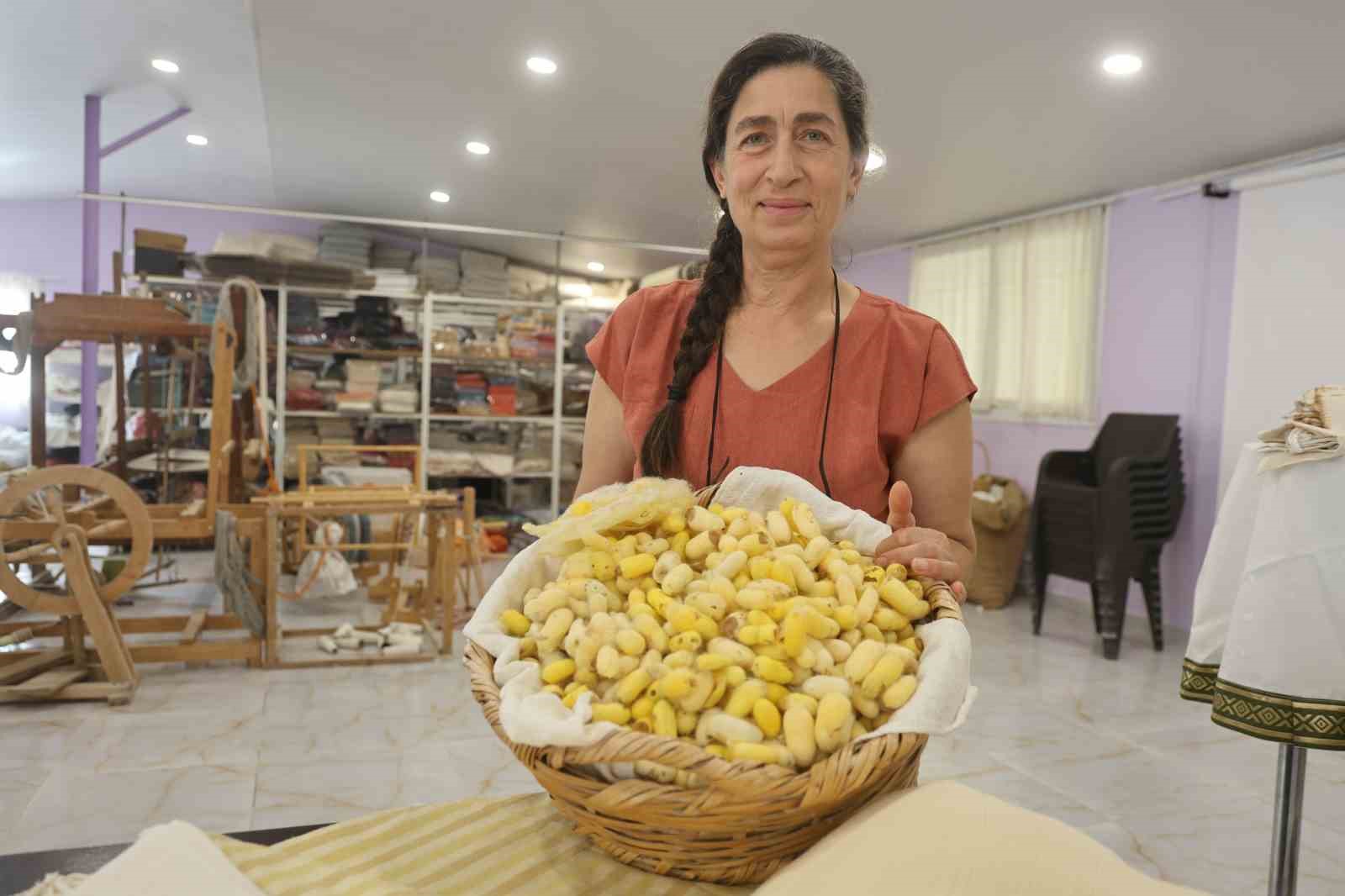 tescilli hatay sarisini yasatmak icin omrunu adayan kadina yasayan insan hazinesi odulu 5