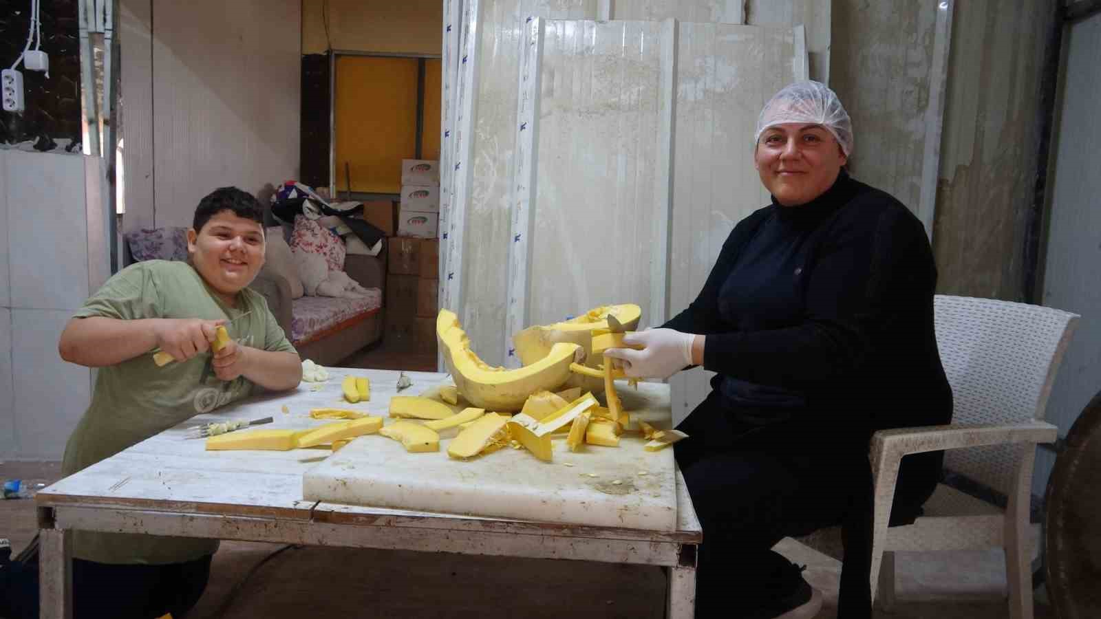 Tescilli lezzet kabak tatlısı depremzede ailenin ellerinde lezzet buluyor 5 tescilli lezzet kabak tatlisi depremzede ailenin ellerinde lezzet buluyor 1 RSwhr2gt