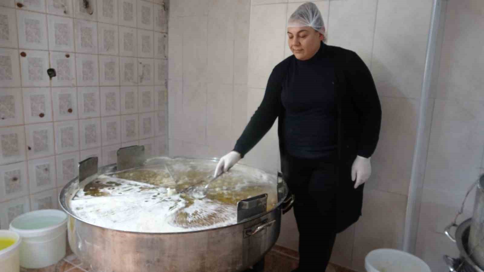 Tescilli lezzet kabak tatlısı depremzede ailenin ellerinde lezzet buluyor 9 tescilli lezzet kabak tatlisi depremzede ailenin ellerinde lezzet buluyor 5 L83jFEWs