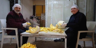 tescilli-lezzet-kabak-tatlisi-depremzede-ailenin-ellerinde-lezzet-buluyor-bLs3QQBT.jpg