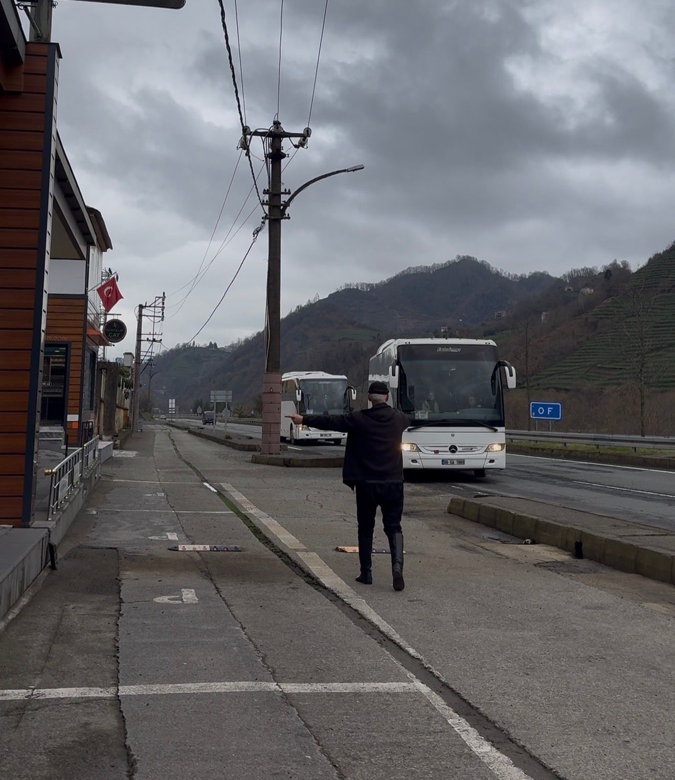 Tesise gelen tur otobüsleri ve minibüsleri adeta uçak yönlendirme görevlisi gibi karşılıyor 5 tesise gelen tur otobusleri ve minibusleri adeta ucak yonlendirme gorevlisi gibi karsiliyor 1 l2UcHDML