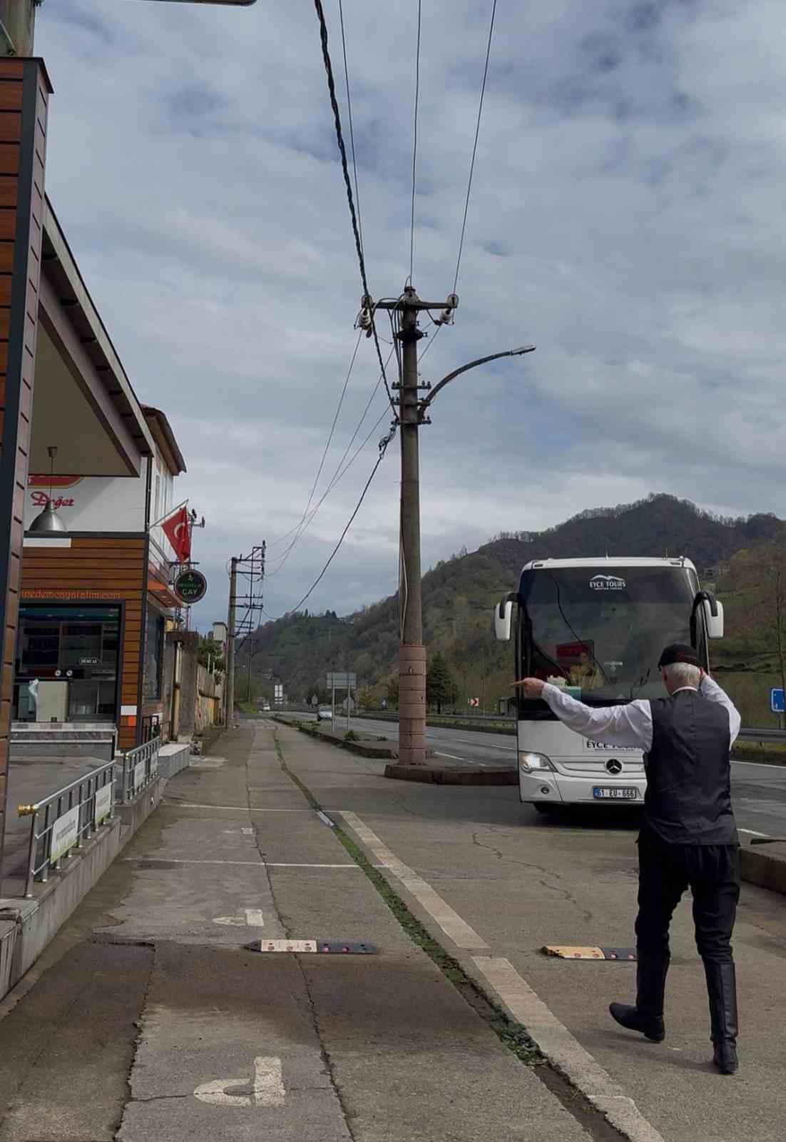 Tesise gelen tur otobüsleri ve minibüsleri adeta uçak yönlendirme görevlisi gibi karşılıyor 7 tesise gelen tur otobusleri ve minibusleri adeta ucak yonlendirme gorevlisi gibi karsiliyor 3 hfFWWSD1