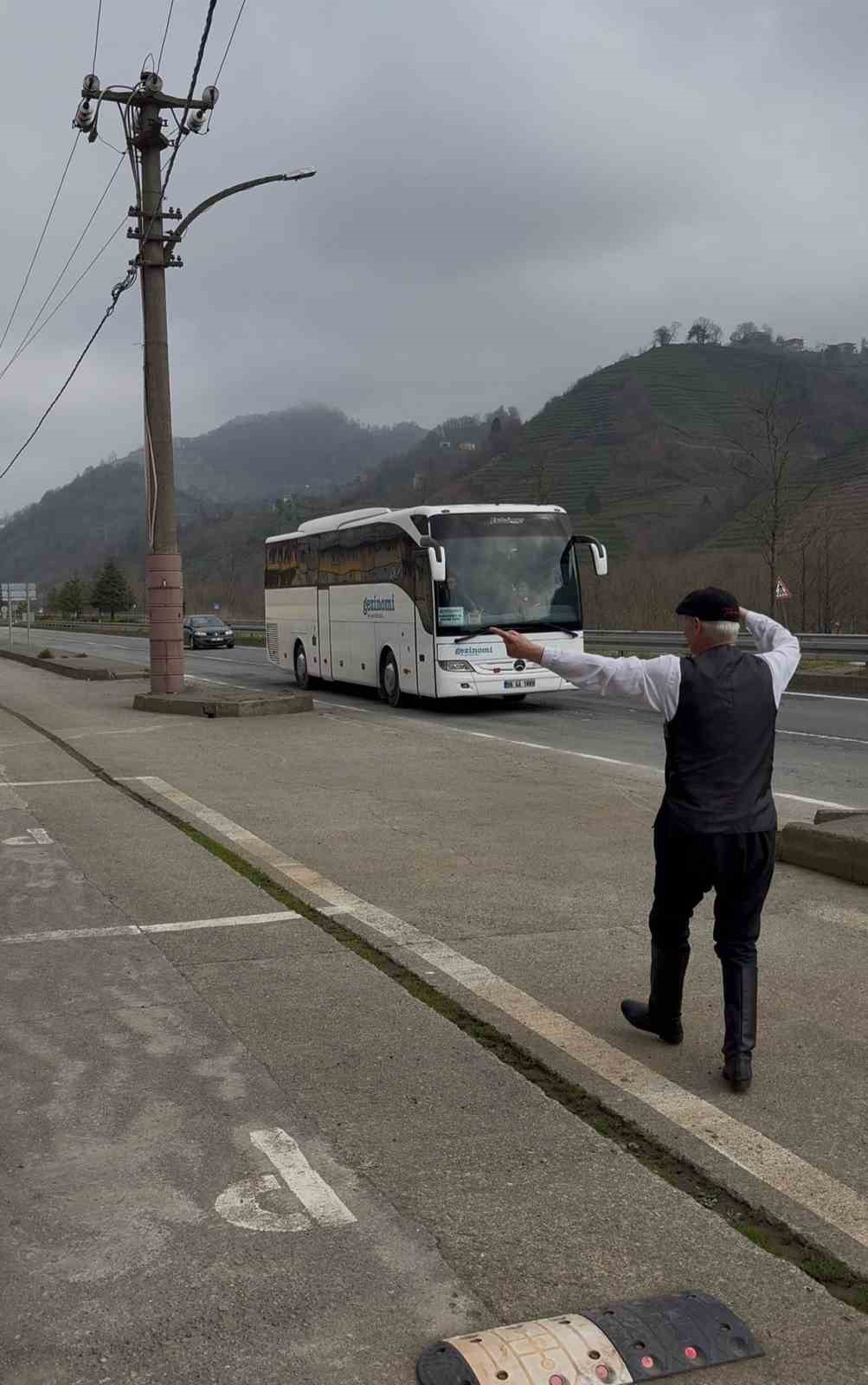 Tesise gelen tur otobüsleri ve minibüsleri adeta uçak yönlendirme görevlisi gibi karşılıyor 8 tesise gelen tur otobusleri ve minibusleri adeta ucak yonlendirme gorevlisi gibi karsiliyor 4 6RprIpym