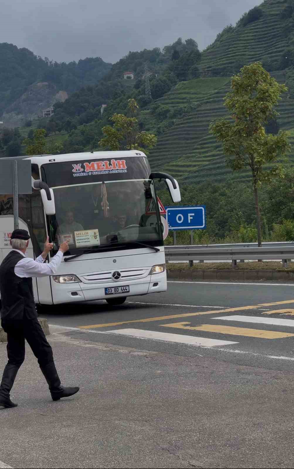Tesise gelen tur otobüsleri ve minibüsleri adeta uçak yönlendirme görevlisi gibi karşılıyor 9 tesise gelen tur otobusleri ve minibusleri adeta ucak yonlendirme gorevlisi gibi karsiliyor 5 dILfzgZ6