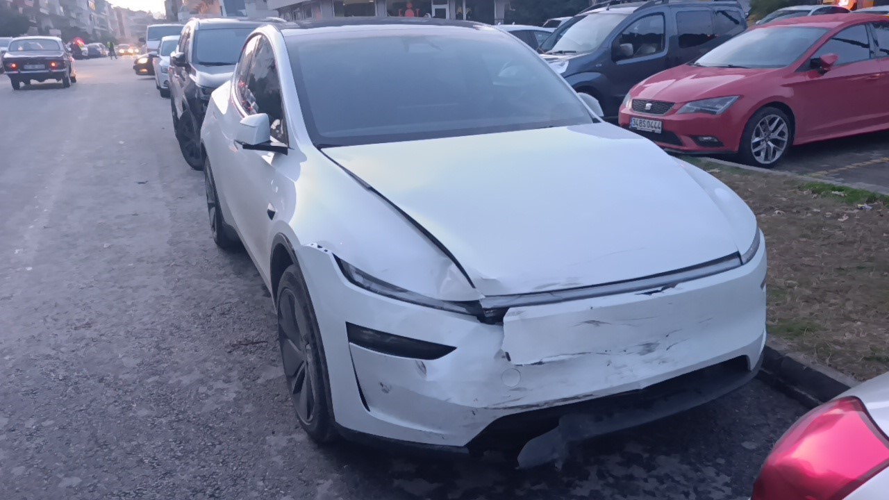 Tesla ile çarpışan motosikletteki 2 kişi metrelerce savruldu 5 tesla ile carpisan motosikletteki 2 kisi metrelerce savruldu 1 BY2qbe5Q