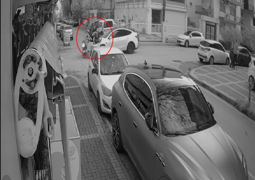 Tesla ile çarpışan motosikletteki 2 kişi metrelerce savruldu 6 tesla ile carpisan motosikletteki 2 kisi metrelerce savruldu 2