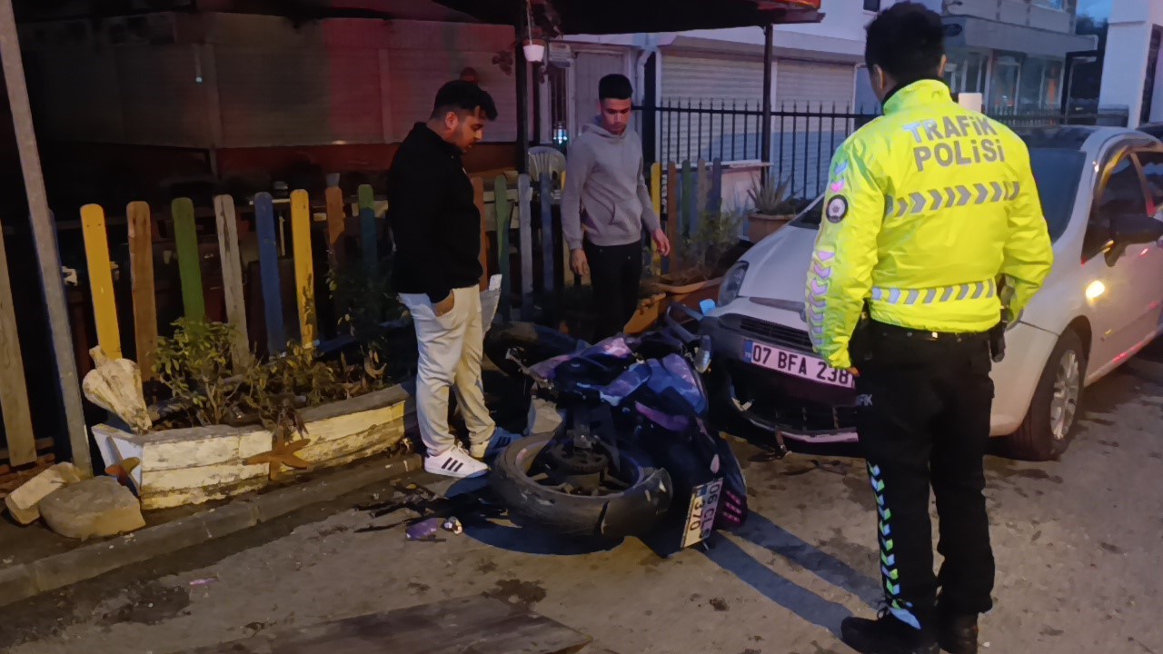 Tesla ile çarpışan motosikletteki 2 kişi metrelerce savruldu 7 tesla ile carpisan motosikletteki 2 kisi metrelerce savruldu 3