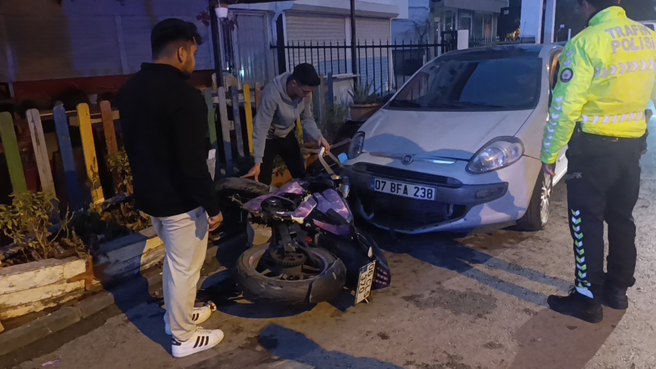 Tesla ile çarpışan motosikletteki 2 kişi metrelerce savruldu 10 tesla ile carpisan motosikletteki 2 kisi metrelerce savruldu 6 eKJwgABP