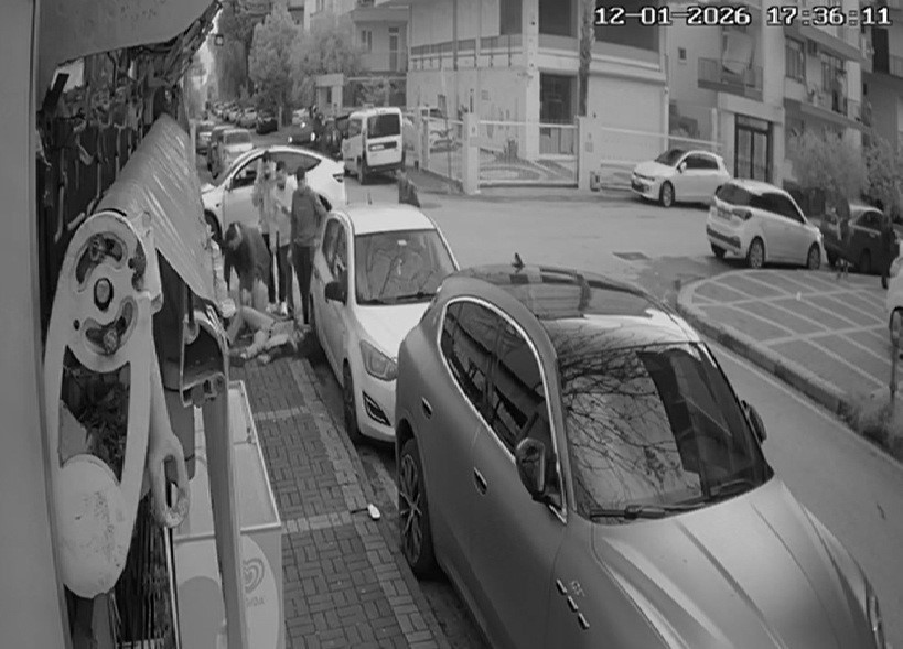 Tesla ile çarpışan motosikletteki 2 kişi metrelerce savruldu 11 tesla ile carpisan motosikletteki 2 kisi metrelerce savruldu 7 TRYIlGSI