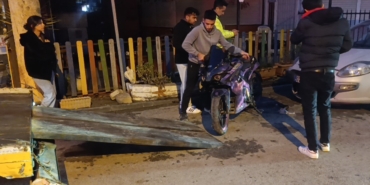 tesla-ile-carpisan-motosikletteki-2-kisi-metrelerce-savruldu-aGngHVyP.jpg