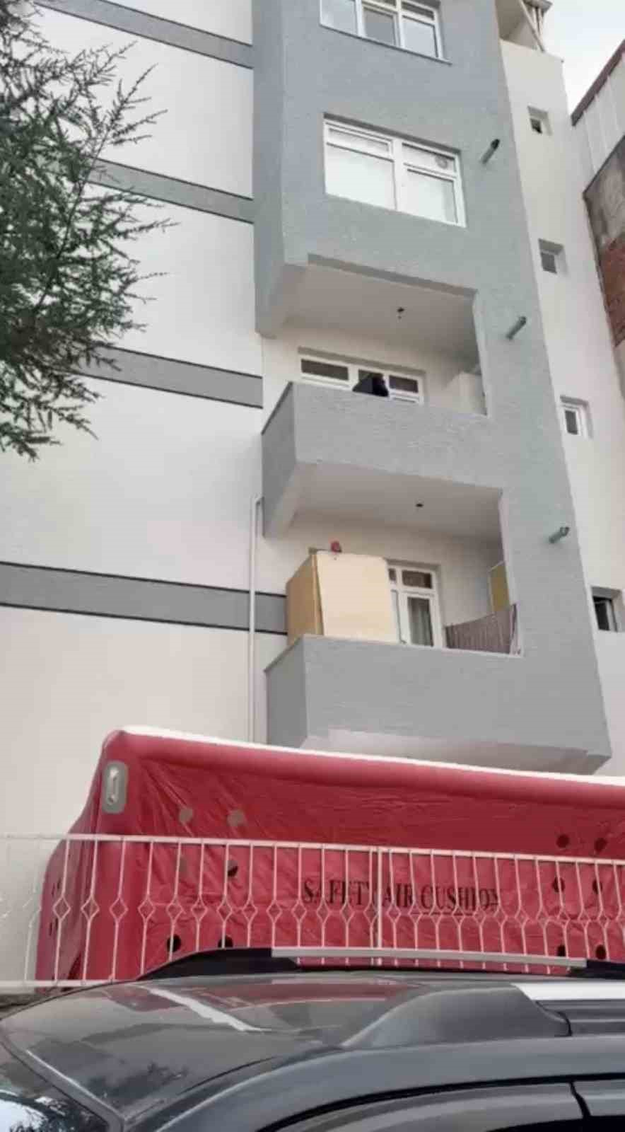 teslim olmamak icin kendini balkona kilitledi muzakereci ekipler sevk edildi 0 yl3zNVks