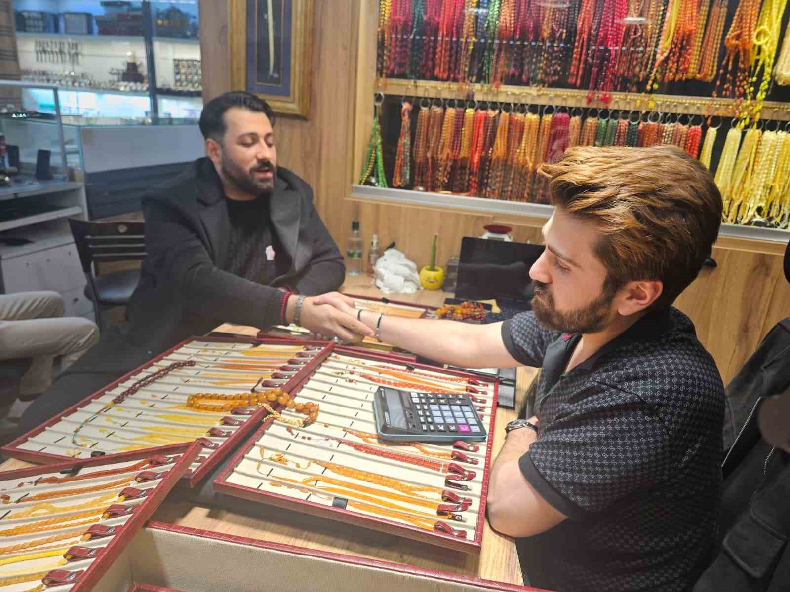 tespih aski sinir tanimadi 1 milyon 600 bin liralik osmanli kehribari aldi 3 tGXWDECf