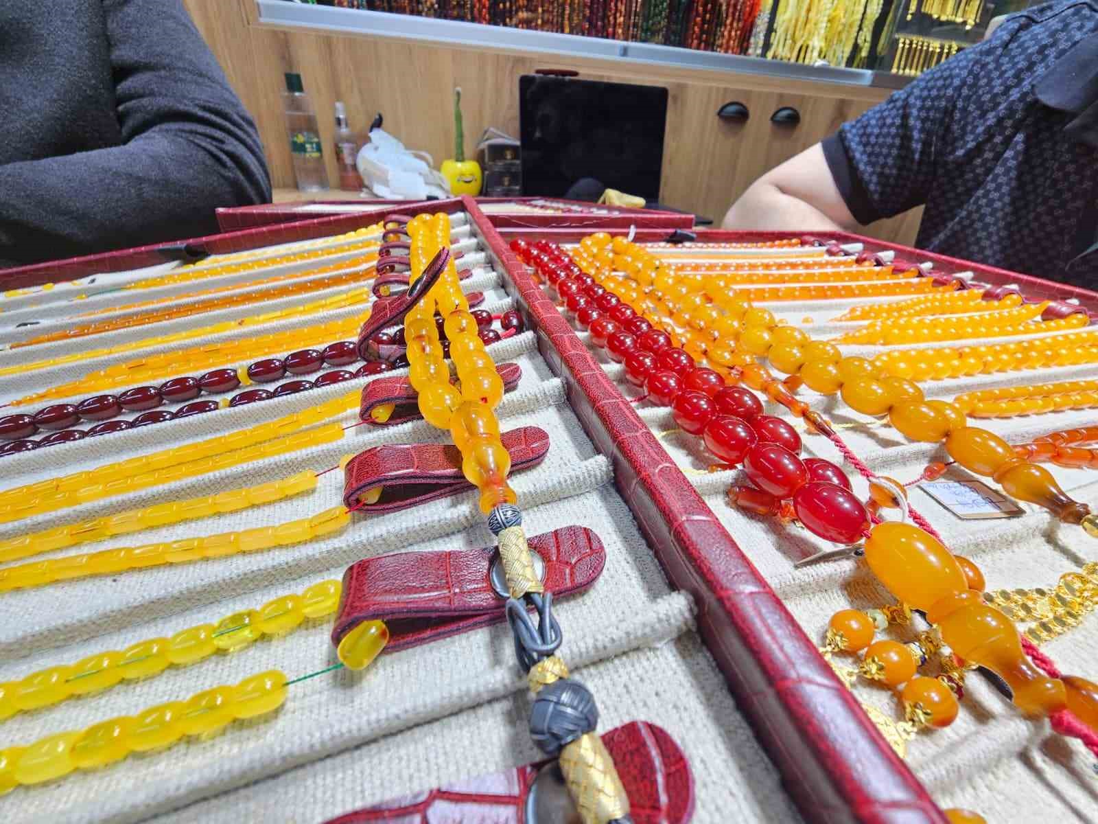 tespih aski sinir tanimadi 1 milyon 600 bin liralik osmanli kehribari aldi 4 J2Liw33r