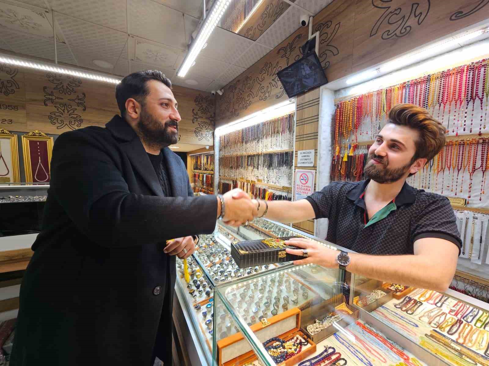 tespih aski sinir tanimadi 1 milyon 600 bin liralik osmanli kehribari aldi 6 7QKpivt5