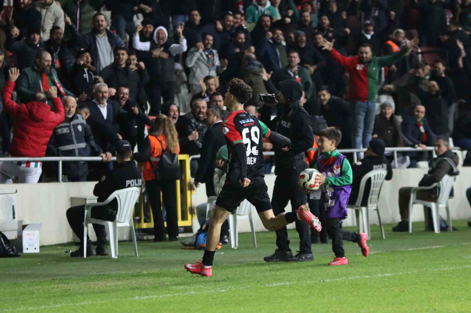 tff 3 lig karsiyaka 2 tire 2021 fk 1 16 ACOB8XZA