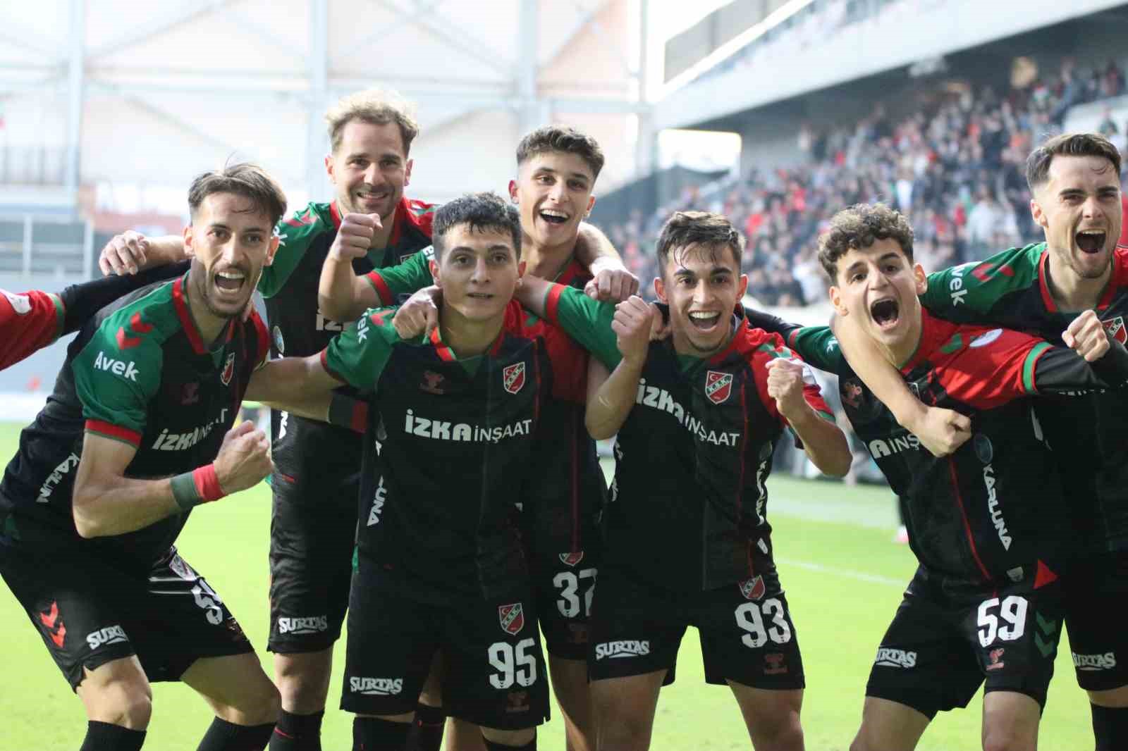 TFF 3. Lig: Karşıyaka: 3 - Bornova 1877: 1 16 tff 3 lig karsiyaka 3 bornova 1877 1 12 qIbLnMRM