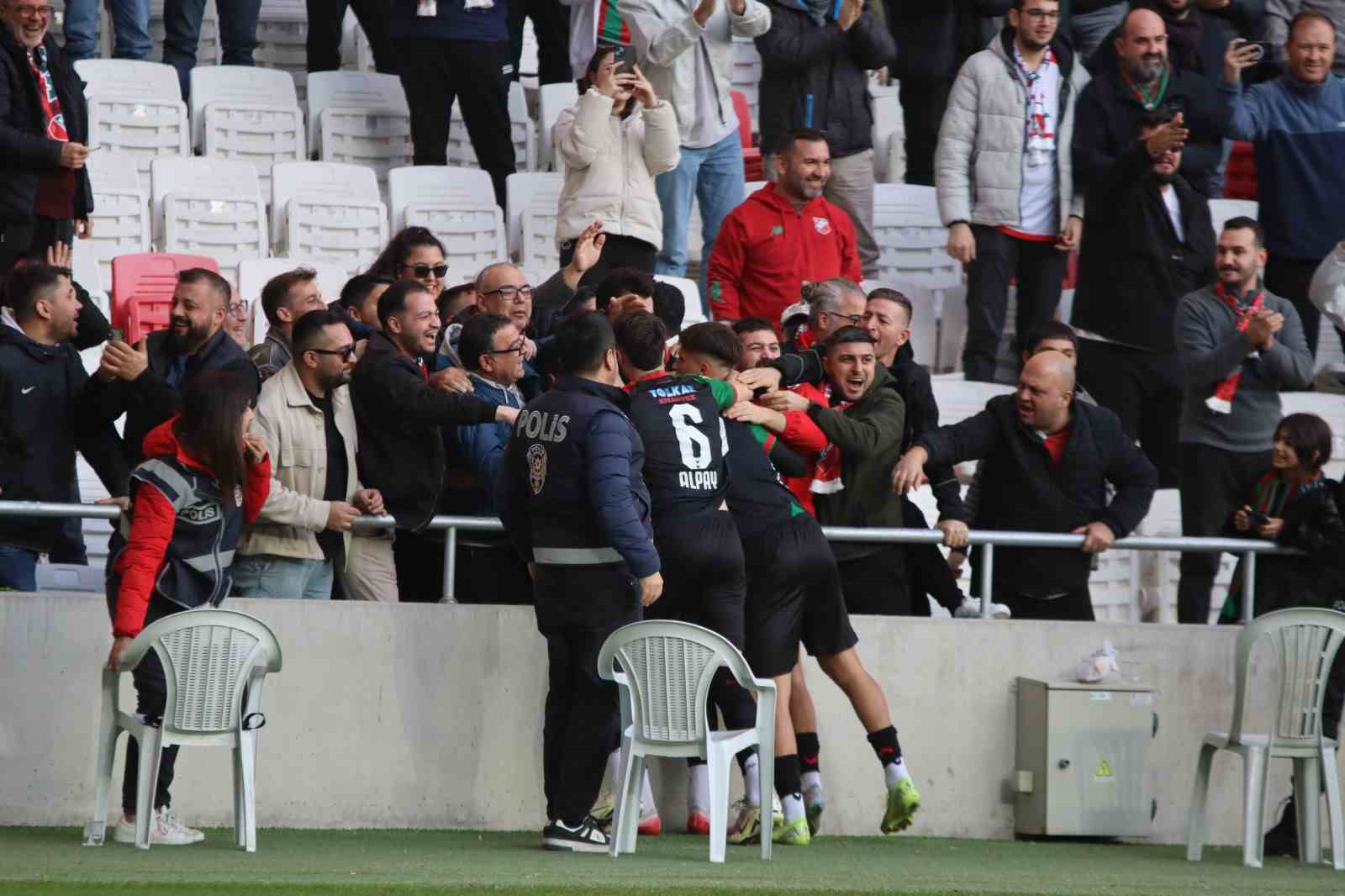 TFF 3. Lig: Karşıyaka: 3 - Bornova 1877: 1 12 tff 3 lig karsiyaka 3 bornova 1877 1 8 pMRi5ue1