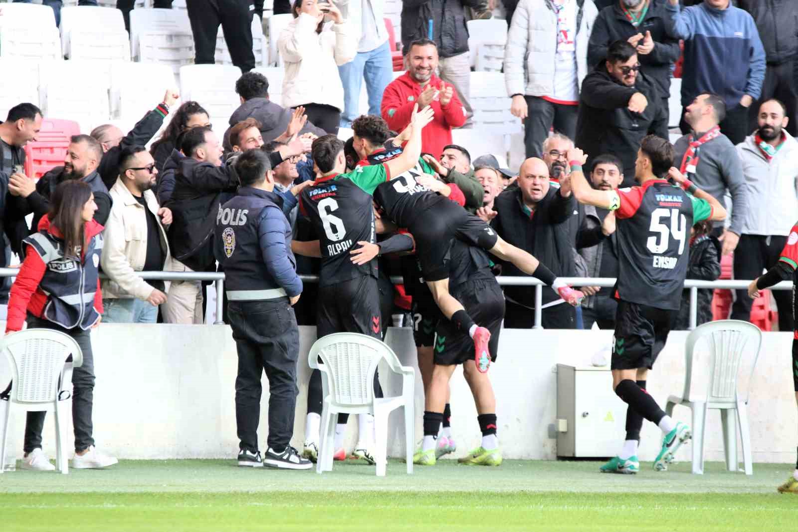 TFF 3. Lig: Karşıyaka: 3 - Bornova 1877: 1 13 tff 3 lig karsiyaka 3 bornova 1877 1 9 LVUSVF97