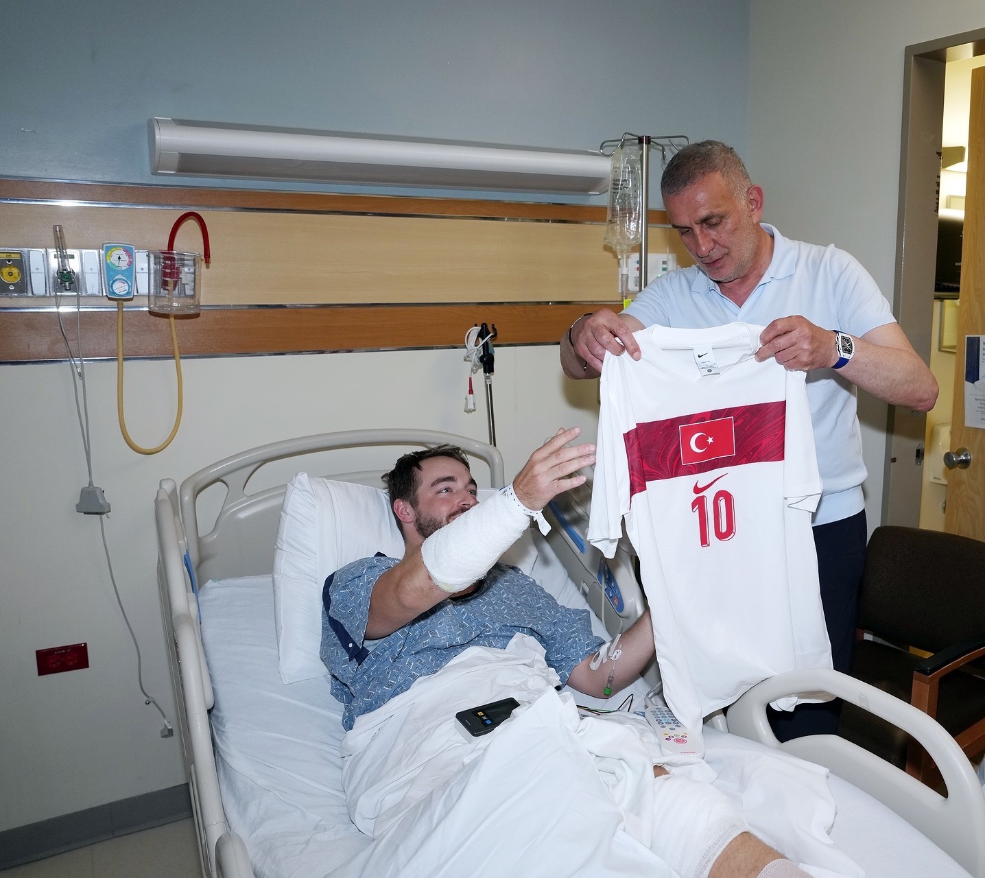 TFF Başkanı Hacıosmanoğlu, kaza geçiren polisi hastanede ziyaret etti 4 tff baskani haciosmanoglu kaza geciren polisi hastanede ziyaret etti 0 nd9Jl55H