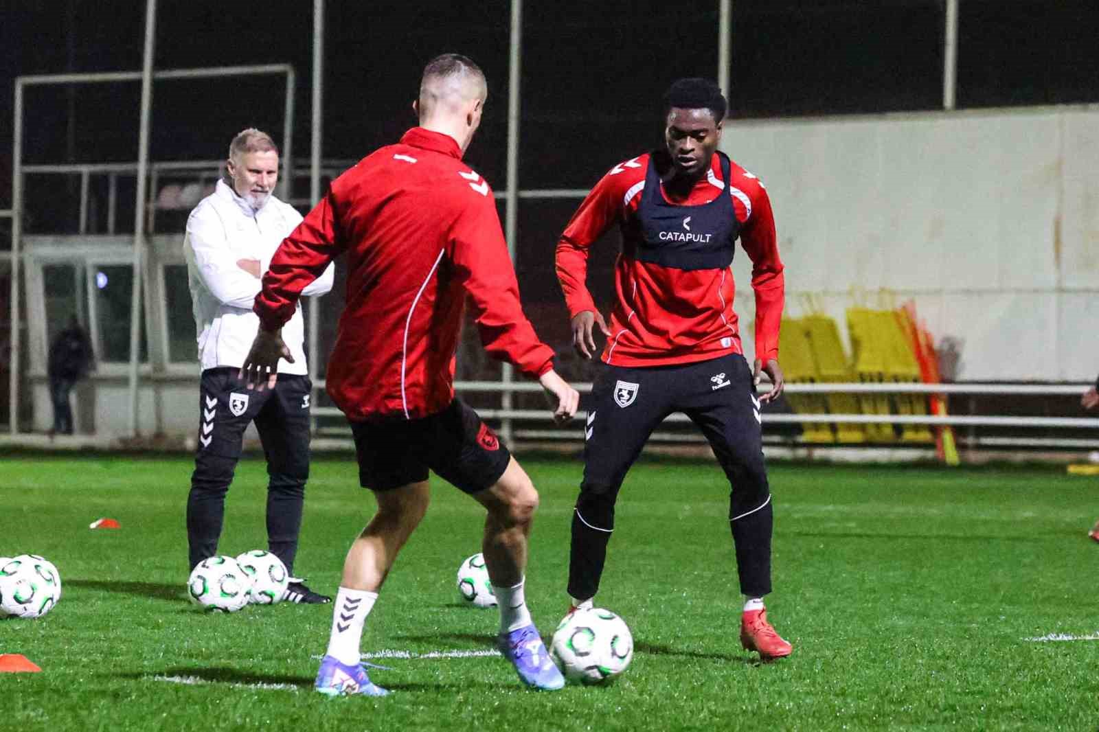 thorsten fink samsunsporun basinda ilk antrenmanina cikti 4 B7mmDfrh