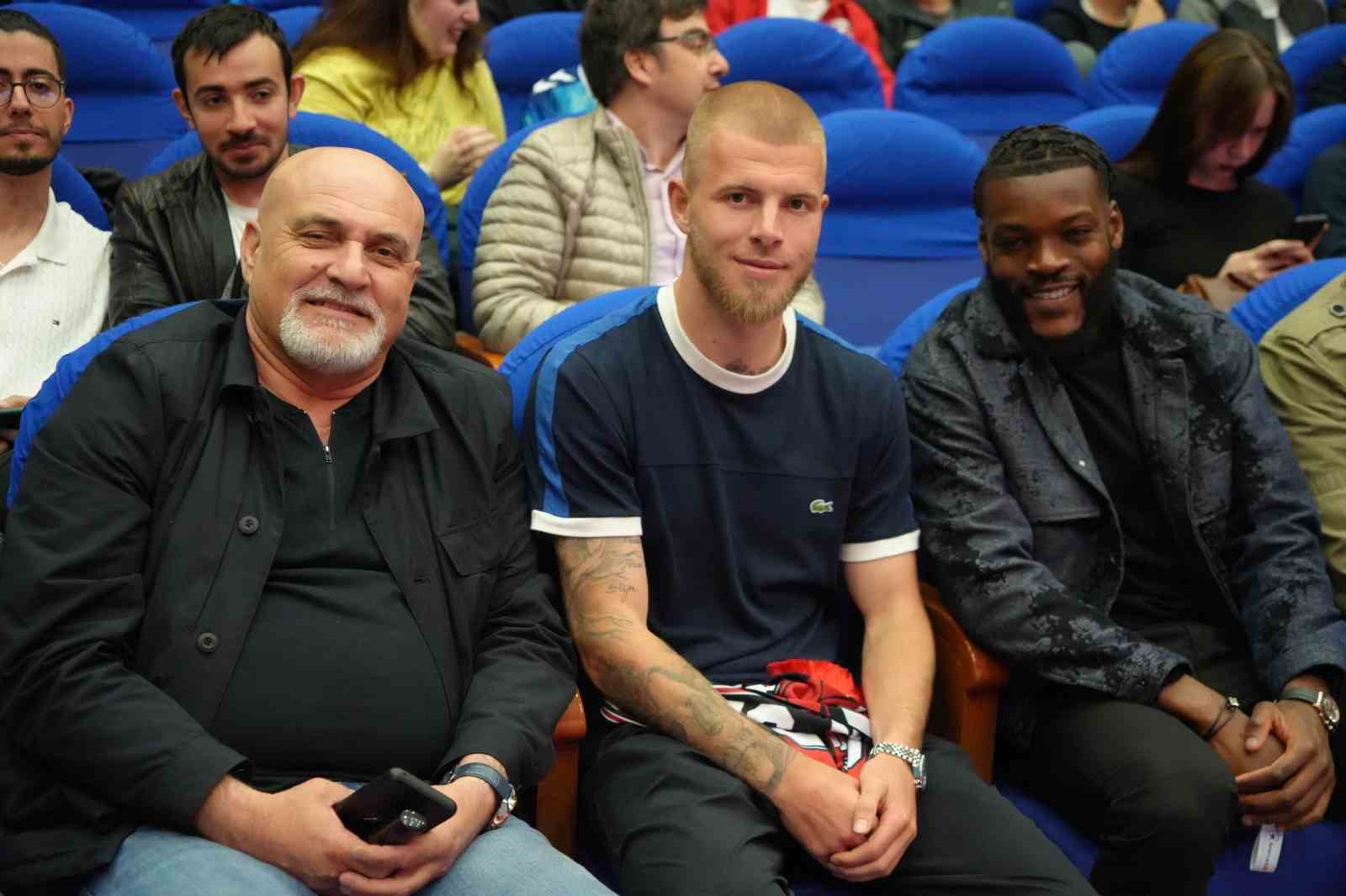 Thorsten Fink: "Şimdiye kadar aldığımız en önemli galibiyet Galatasaray maçıydı" 7 thorsten fink simdiye kadar aldigimiz en onemli galibiyet galatasaray maciydi 3 HiJSfE35