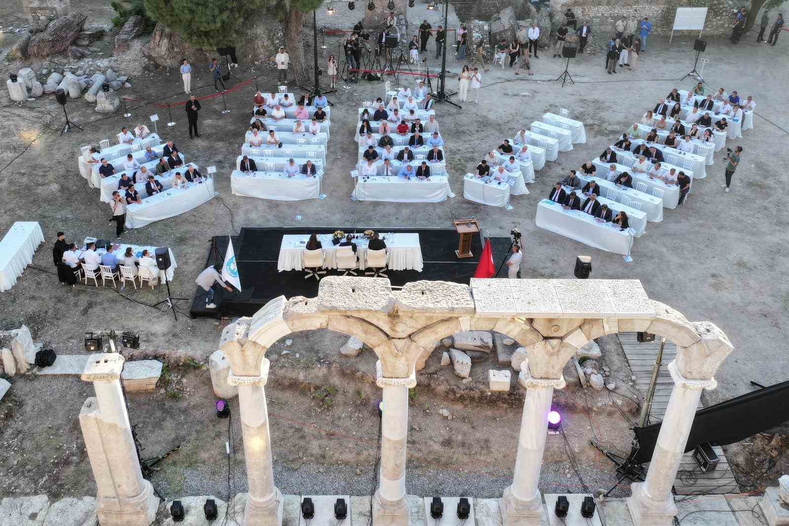 Thyateira Antik Kenti Manisa Büyükşehir Meclisi’ne ev sahipliği yaptı 5 thyateira antik kenti manisa buyuksehir meclisine ev sahipligi yapti 1 BqeQLyy1