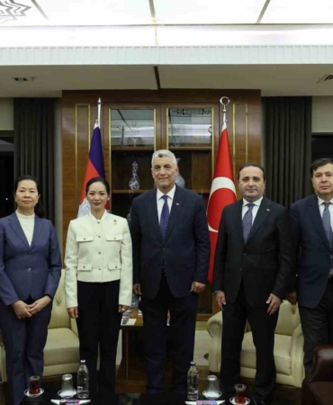 ticaret-bakani-bolat-kambocya-ticaret-bakani-nimul-ile-bir-araya-geldi-TuQOKc5F.jpg