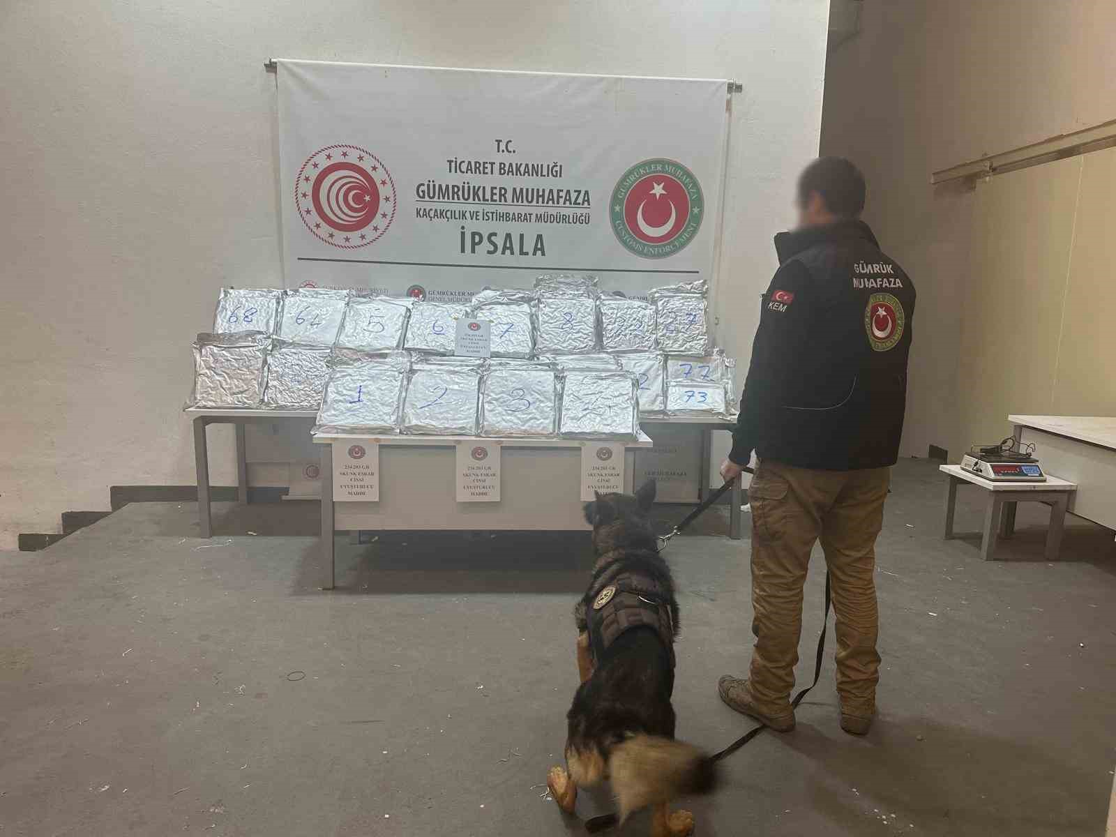ticaret bakanligi gumrukler muhafaza ekipleri kasim ayinin ilk haftasinda toplam 1 ton 65 kilogram aAmWL2yc