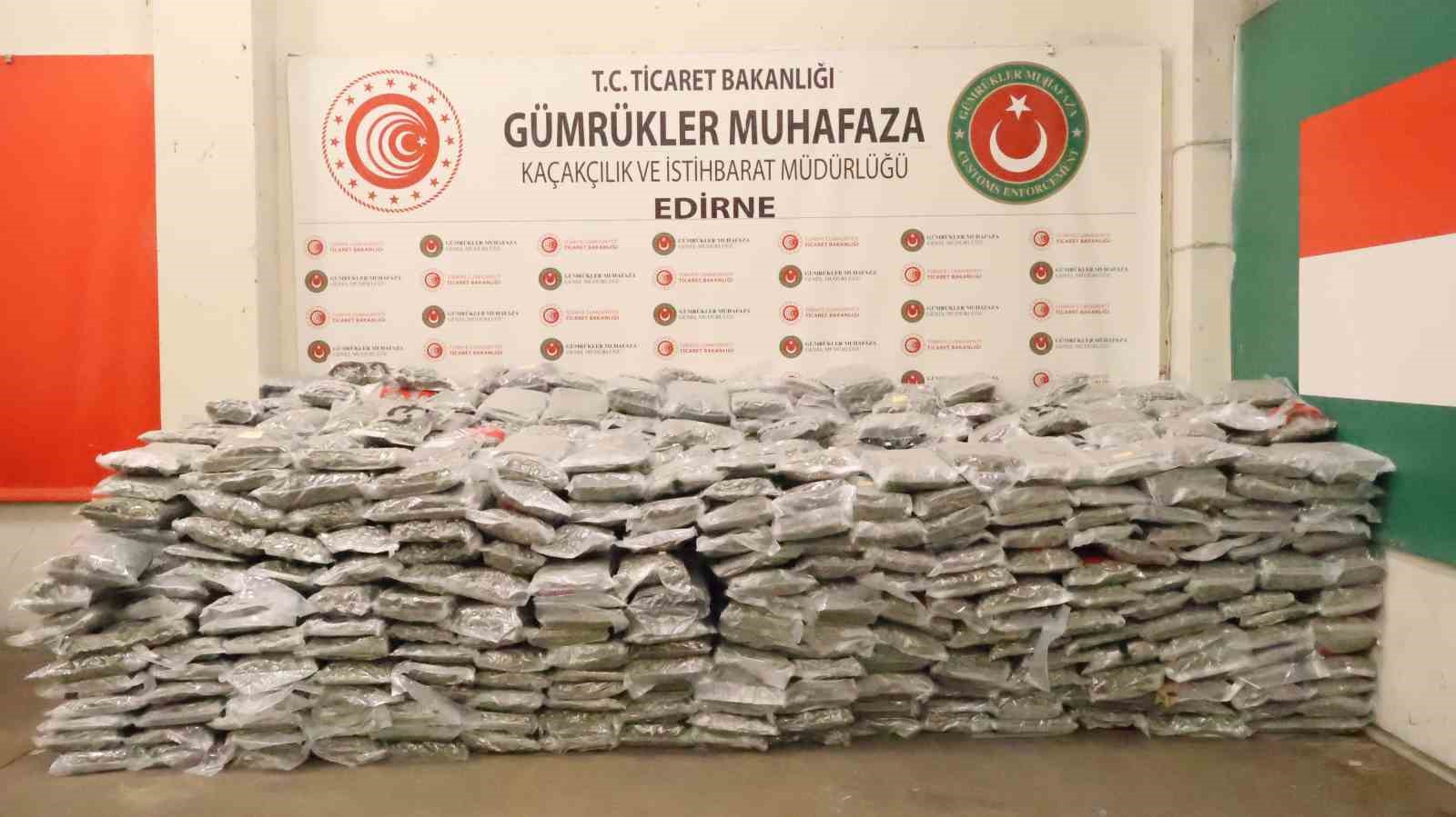 ticaret bakanligi gumrukler muhafaza ekiplerinden zehir tacirlerine agir darbe 1 ton 413 kilo esrar VuNOqKIU