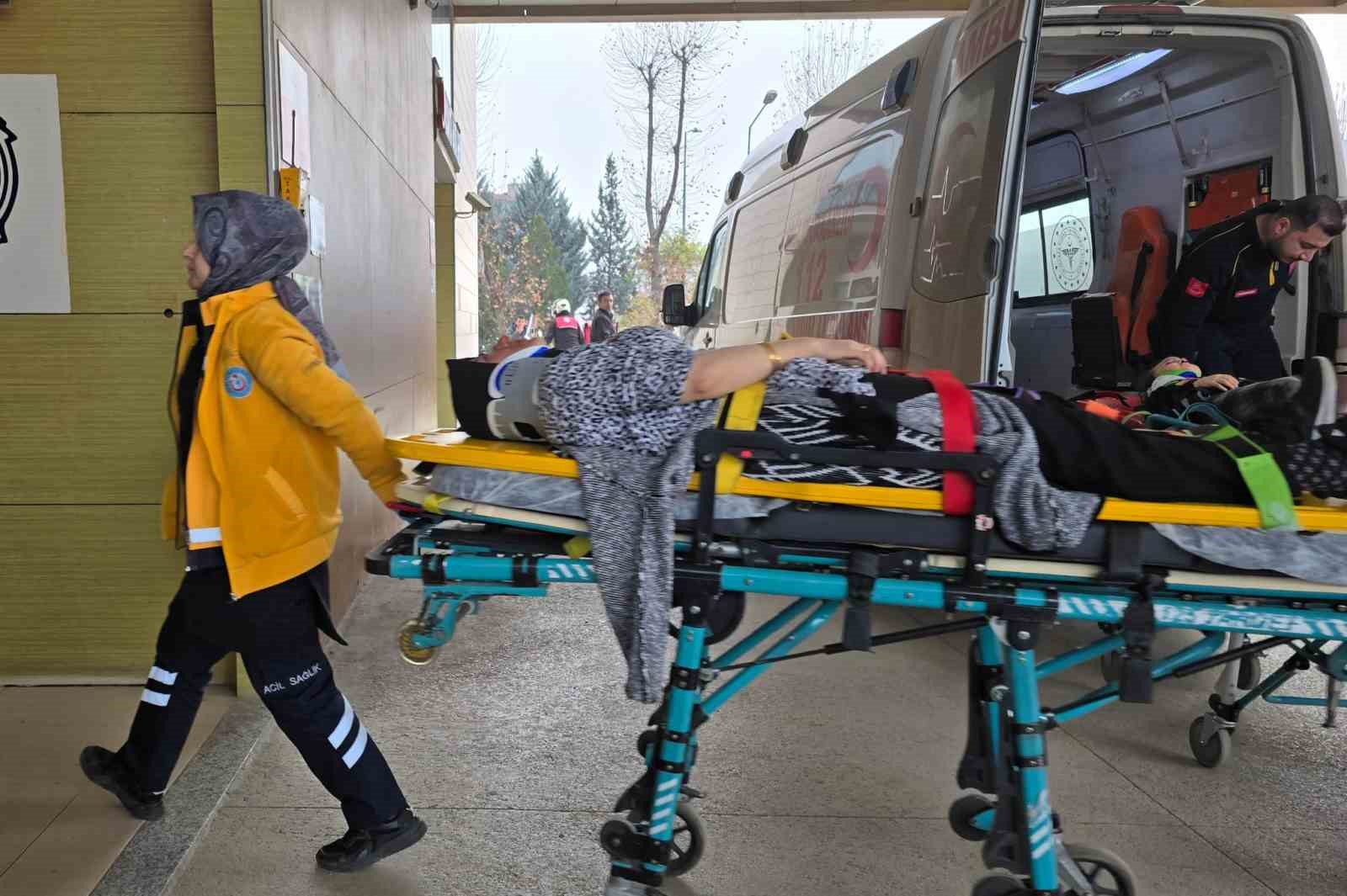 Ticari araç ağaca çarptı: 1’i çocuk 2 yaralı 4 ticari arac agaca carpti 1i cocuk 2 yarali 0 ydm2e5v7