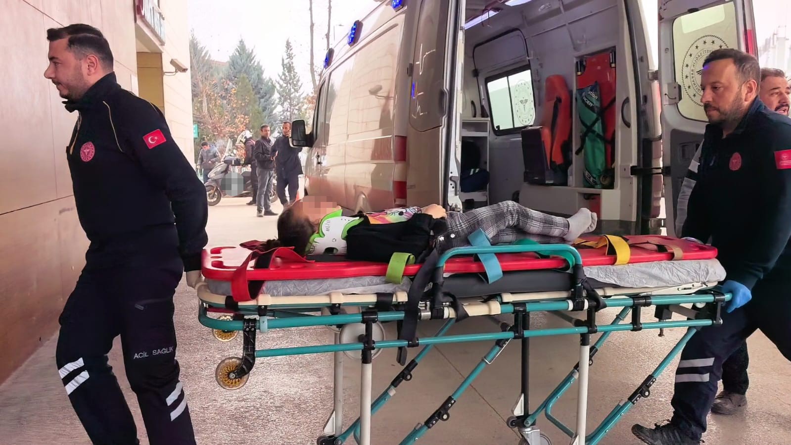 Ticari araç ağaca çarptı: 1’i çocuk 2 yaralı 6 ticari arac agaca carpti 1i cocuk 2 yarali 2