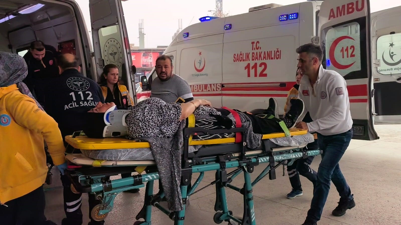 Ticari araç ağaca çarptı: 1’i çocuk 2 yaralı 7 ticari arac agaca carpti 1i cocuk 2 yarali 3 qyQACnaT
