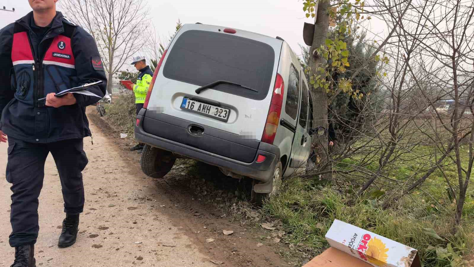 Ticari araç ağaca çarptı: 1’i çocuk 2 yaralı 8 ticari arac agaca carpti 1i cocuk 2 yarali 4 LMvI14ku