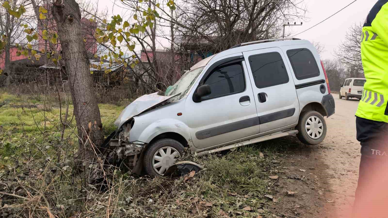 Ticari araç ağaca çarptı: 1’i çocuk 2 yaralı 9 ticari arac agaca carpti 1i cocuk 2 yarali 5 HvkSVNlR