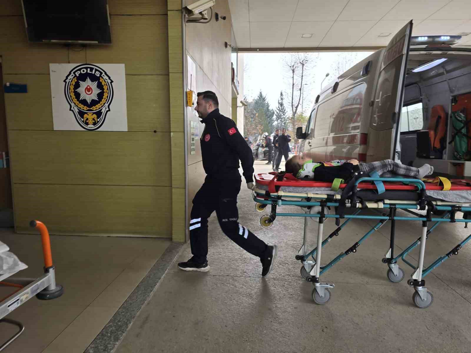 Ticari araç ağaca çarptı: 1’i çocuk 2 yaralı 10 ticari arac agaca carpti 1i cocuk 2 yarali 6 FhsuX5fk