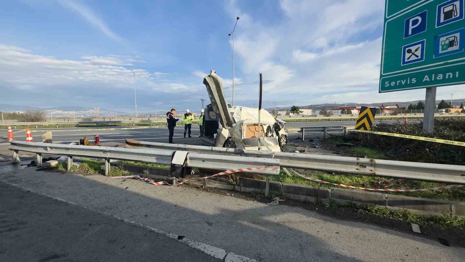 ticari arac bariyerlere ok gibi saplandi 2 kisinin hayatini kaybettigi feci kaza kamerada 2 IftLYGKR