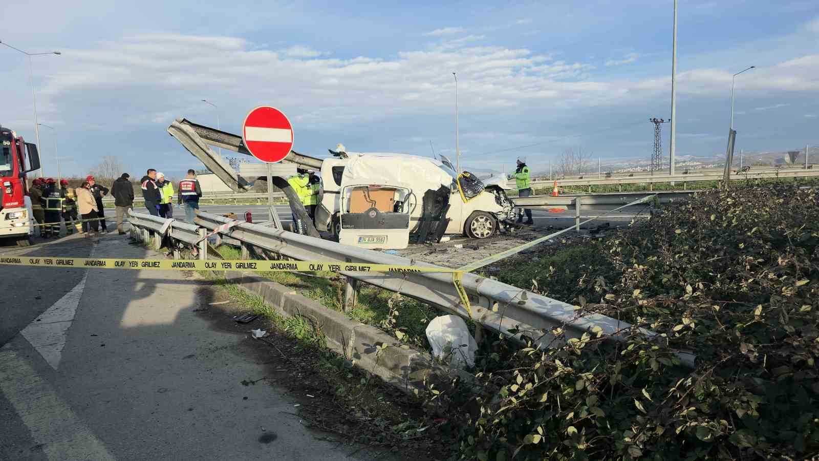 ticari arac bariyerlere ok gibi saplandi 2 kisinin hayatini kaybettigi feci kaza kamerada 3 Y7uG8TDX