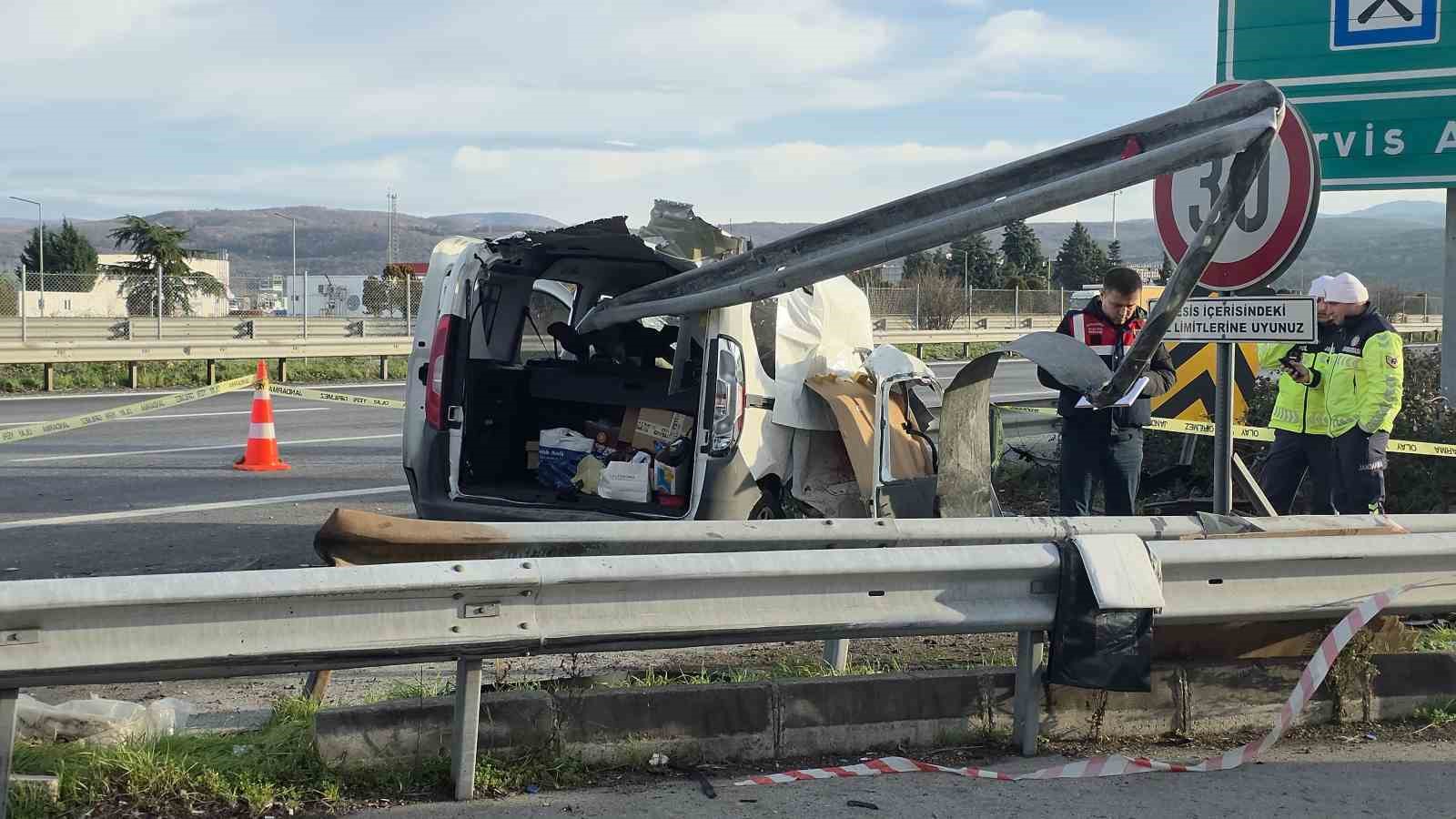 ticari arac bariyerlere ok gibi saplandi 2 kisinin hayatini kaybettigi feci kaza kamerada 4 N5ZwIPjW
