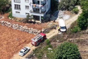 Bursa’da adliye önünde ortalık savaş alanına döndü: Masa ve sandalyeler havada uçuştu 3 thumbnail