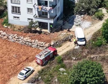 ticari-arac-cikmaz-sokaga-girdi-bahceye-dusmesine-ramak-kaldi-U6jHGpO1.jpg